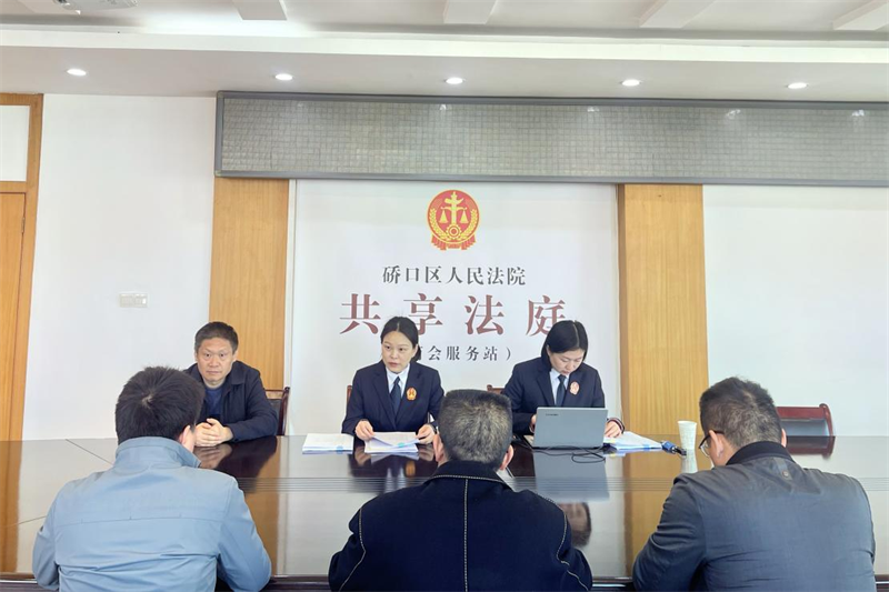 法院干警到商会共享法庭开展调解工作。