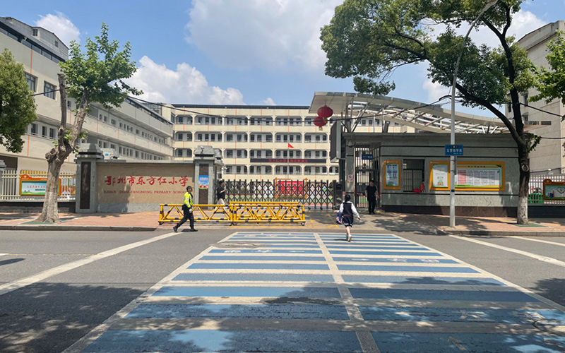 鄂州市东方红小学门前蓝白相间的斑马线和蓝天白云相映成趣