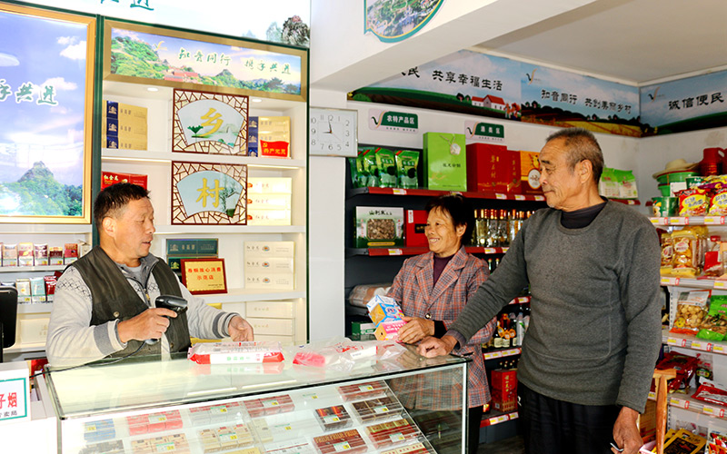 村民在商店进行乡风文明积分换兑。席曙光摄