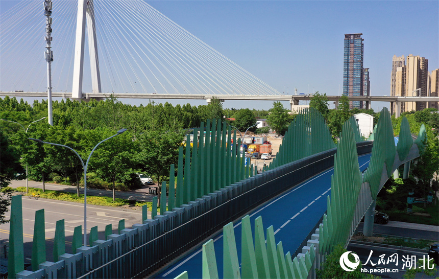 水波桥骑行长廊与武汉二七长江大桥遥相呼应。人民网记者 周恬摄