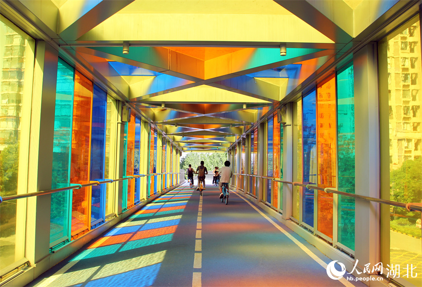 位于武汉市余家头附近的彩虹桥骑行道，彩色的装扮自带复古滤镜。人民网记者 周恬摄
