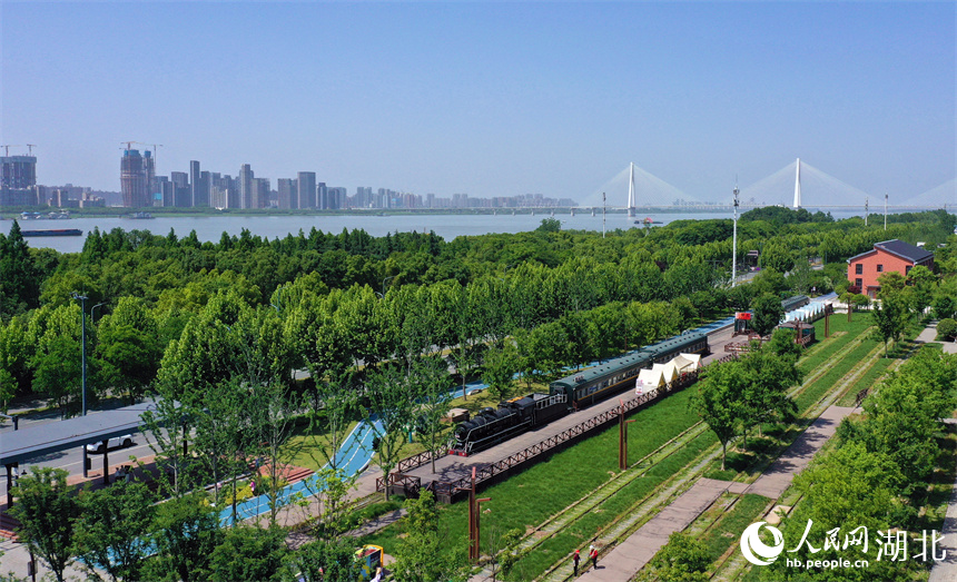  In the Simietang Cultural Park, the riding corridor and various types of retired locomotives make a pleasant contrast. Photographed by Zhang Jun, reporter of People's Daily Online
