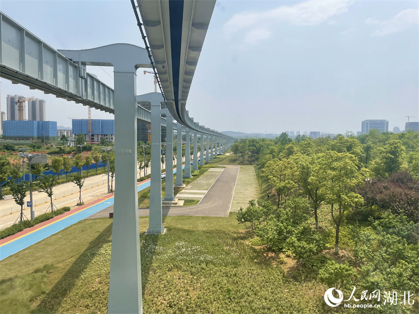 武漢光谷空軌的軌道橋梁順著地面道路延伸。人民網記者 周恬攝
