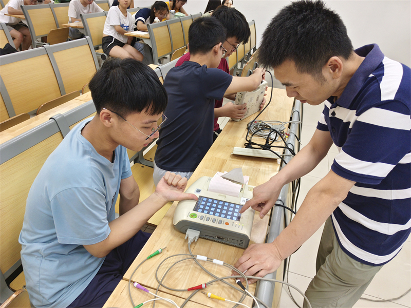 实验班学生进行工程训练熟悉医疗仪器。