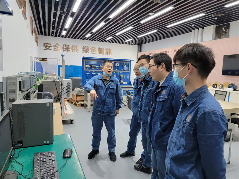 动力电修班组进行设备维修技能实战演练。陈林摄