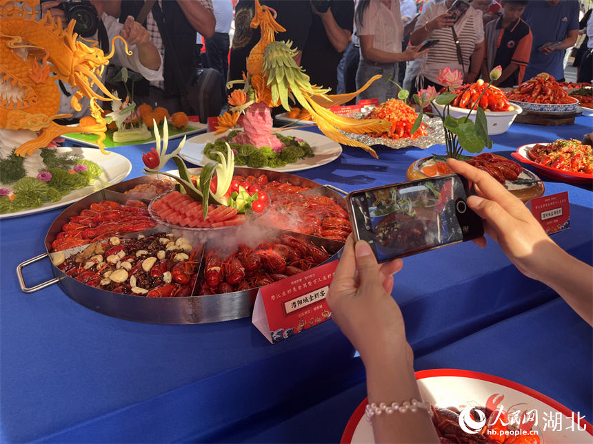 全虾宴吸引食客拍照。人民网记者 张隽摄