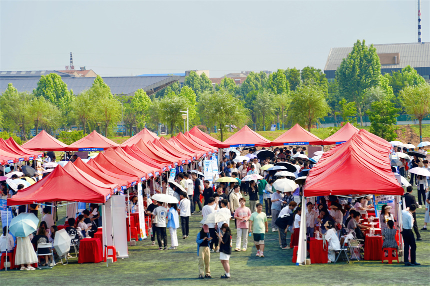 武汉晴川学院举办2024年“湖北百校联动”毕业生供需招聘会