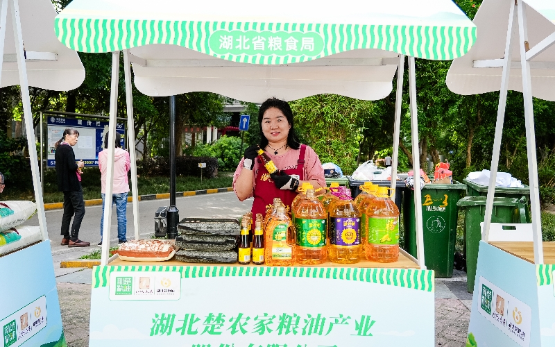 “荊楚糧油”進社區。