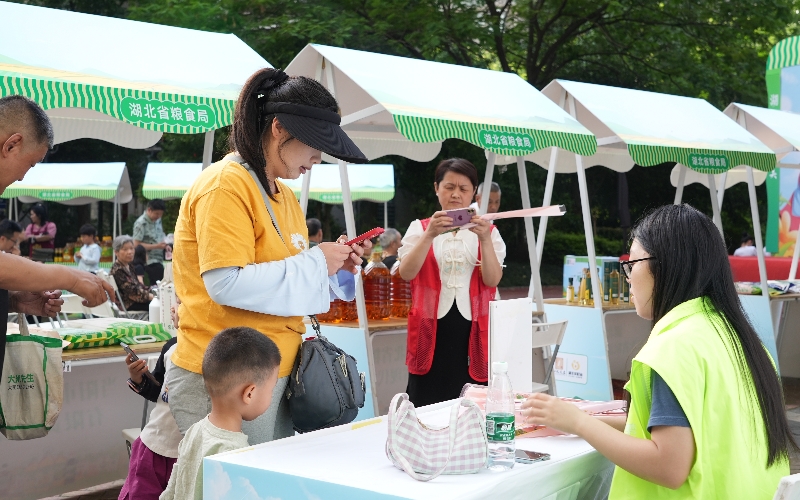 “荊楚糧油”進社區。