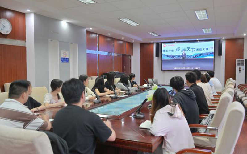  Students of Hubei Institute of Engineering went to the same ideological and political lesson of "Jingwei Tianxia". Photograph provided by respondents