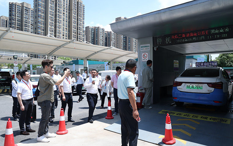  Representatives from all walks of life visited the Triangle Lake Charging and Exchange Power Station of the State Grid