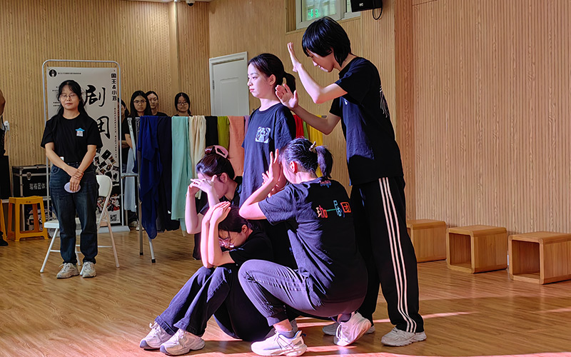  Wuhan University Jiayi Theatre Troupe and Jianghan University King&Clown Theatre Troupe jointly perform "One Person One Story Healing Theater"