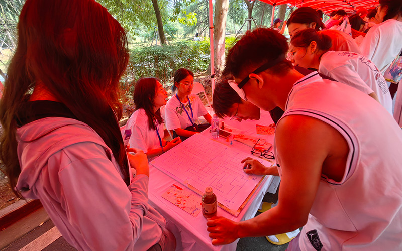  The Carnival Booth of College Students' Mental Health Day attracts many students to participate