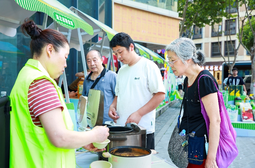 “荆楚粮油”进社区开起趣味运动会。