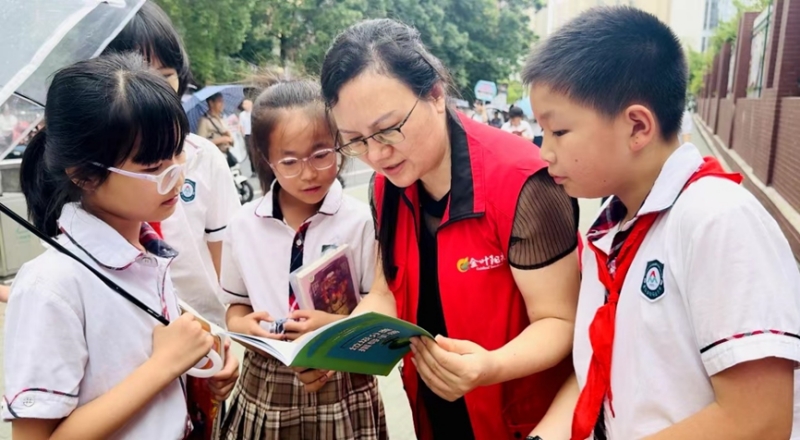 志愿者为学生讲解垃圾分类知识。