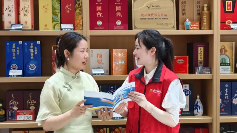 志愿者向零售户普及科普知识。