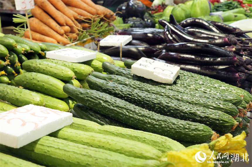 洪山广场地铁站菜市场蔬菜琳琅满目。人民网记者 周恬摄