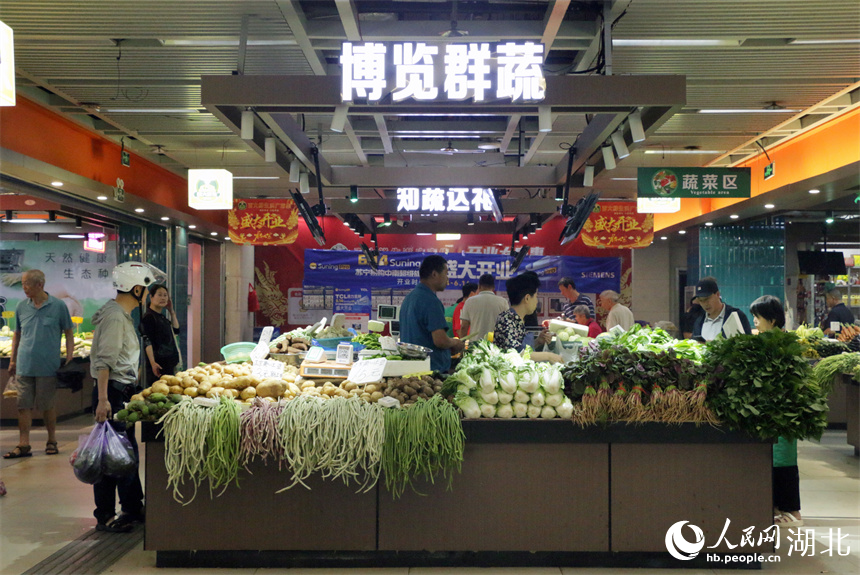 武汉地铁洪山广场站地下空间的菜市场。人民网记者 周恬摄