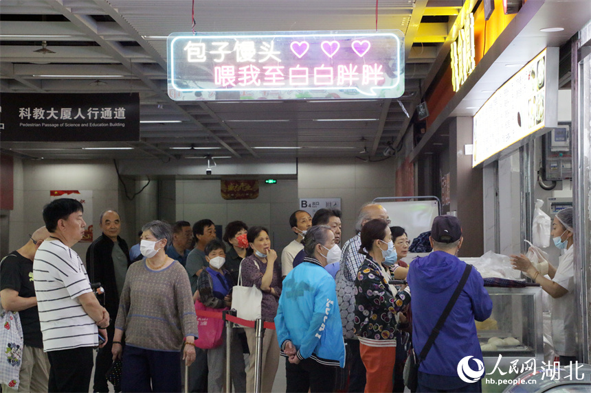 武汉地铁洪山广场站地下商业街不少市民在排队买馍馍。人民网记者 周恬摄