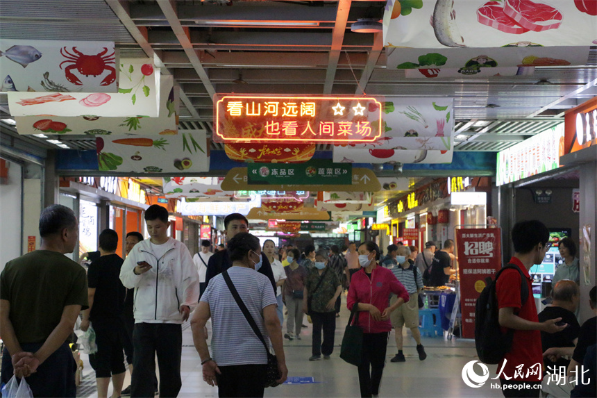 武汉地铁洪山广场站地下商业街人流如织。人民网记者 周恬摄