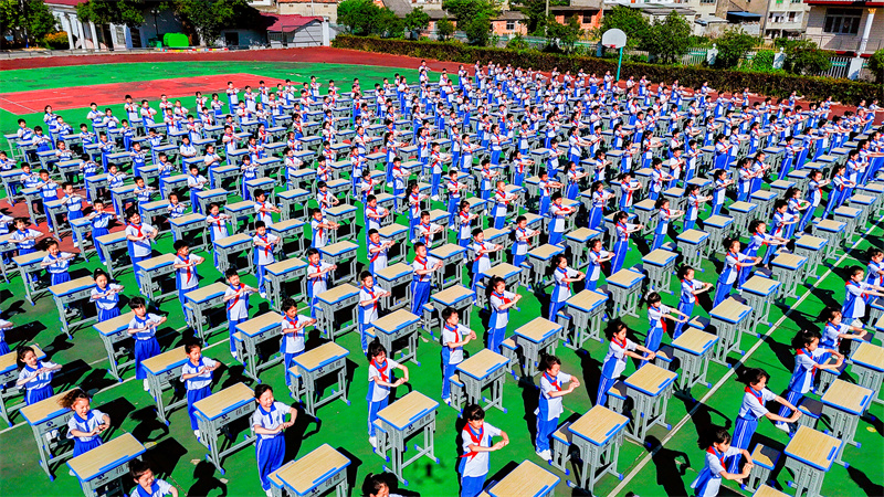 乡村小学收到350套崭新课桌椅。