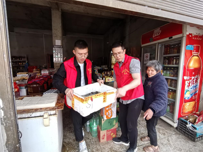 青年志愿者为困难零售户清洁店面环境