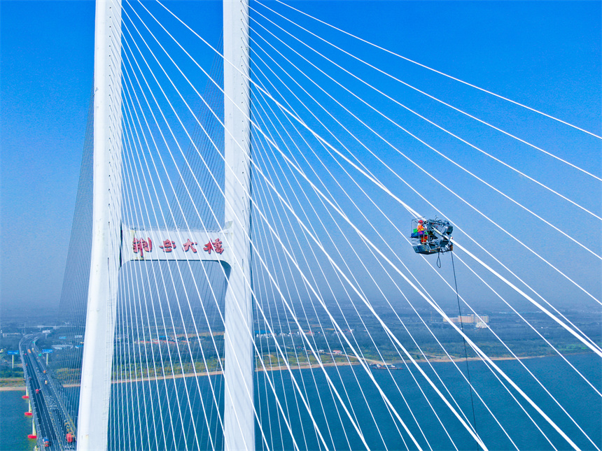 “登峰号”桥梁爬索检修机器人灵活上下