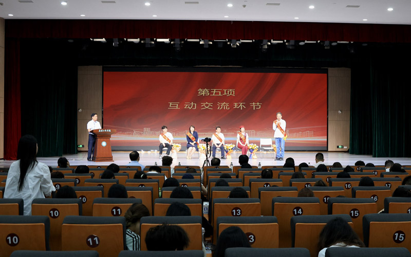 五位劳模工匠与学生面对面交流。胡毅摄