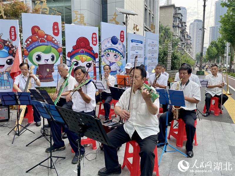 江汉环保乐团用自制的环保乐器演奏。人民网记者 张沛摄