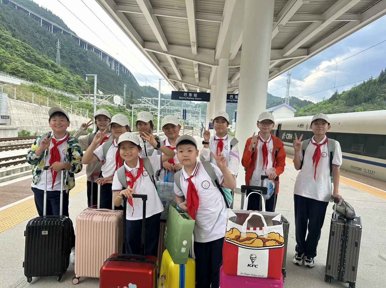 红旗村小学师生代表前往恩施巴东县神农中小学。