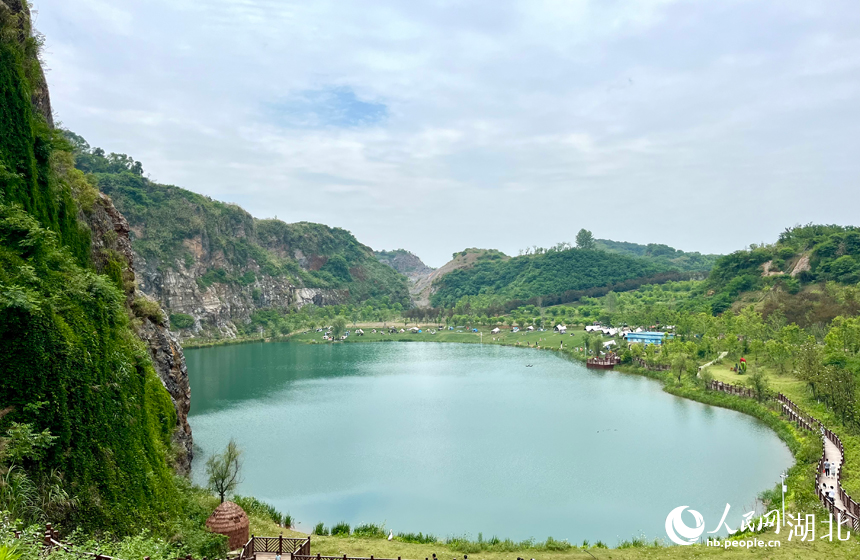 灵山生态文化旅游区内，矿坑湖犹如一颗碧玉。人民网记者 张沛摄