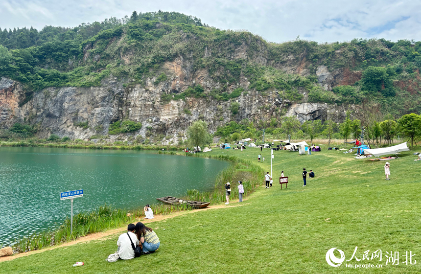 灵山生态文化旅游区吸引了不少游客前来赏景。人民网记者 张沛摄