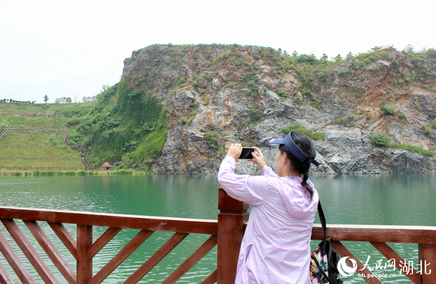 游客在灵山生态文化旅游区内拍照。人民网记者 张沛摄