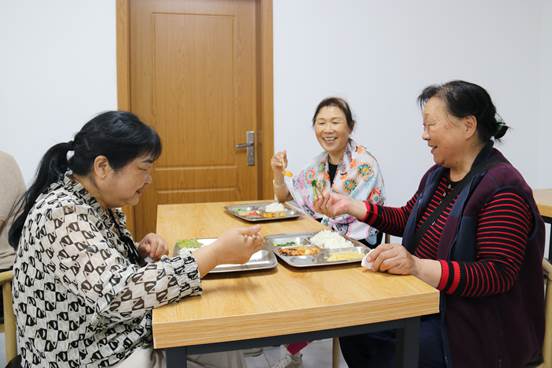 社区老人在幸福食堂享用午餐。李媛摄
