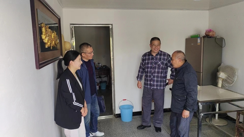 浠水縣委第一巡察組、縣應急管理局工作人員一同到蘭溪鎮向陽村核實救助資金發放情況。