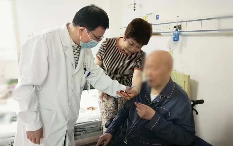 端午佳节，医护人员为住院老人送中药香囊与祝福。