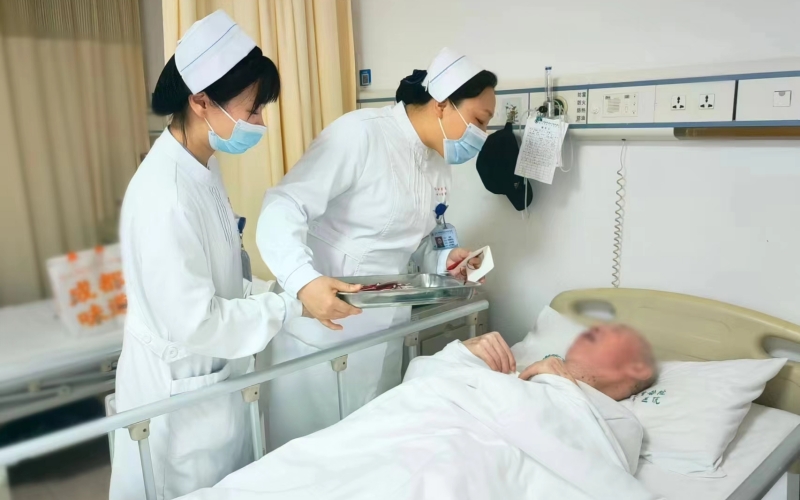 端午佳节，医护人员为住院老人送中药香囊与祝福。