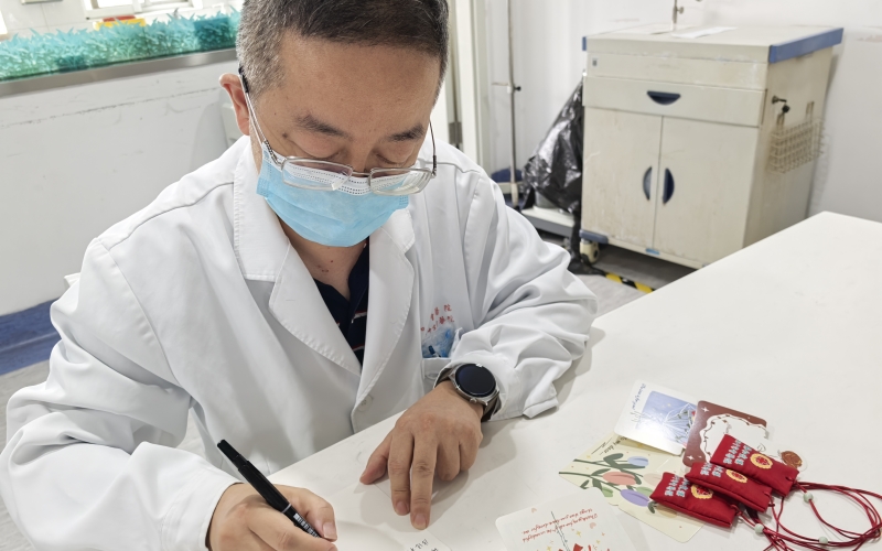 端午佳节，医护人员为住院老人送中药香囊与祝福。