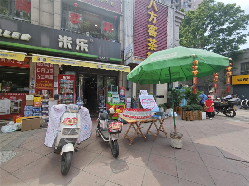 志愿者为候考家长及户外人员发送爱心饮用水