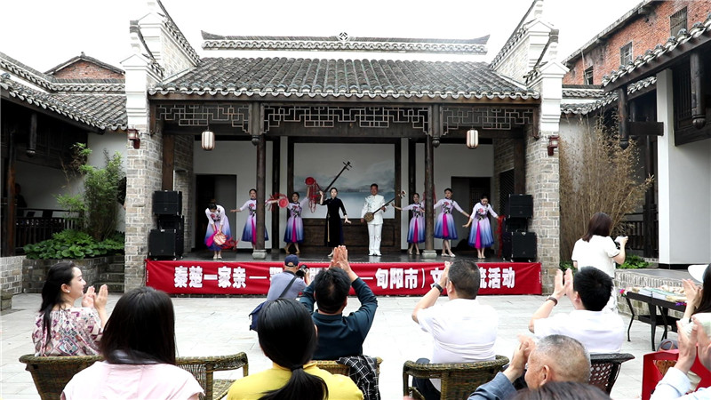 郧西县低碳文化街区三弦馆《织女回乡》表演现场。 胡颖妮摄