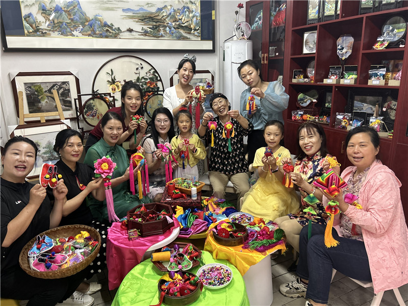 传统手工香包成为端午节的新宠。 王霞摄