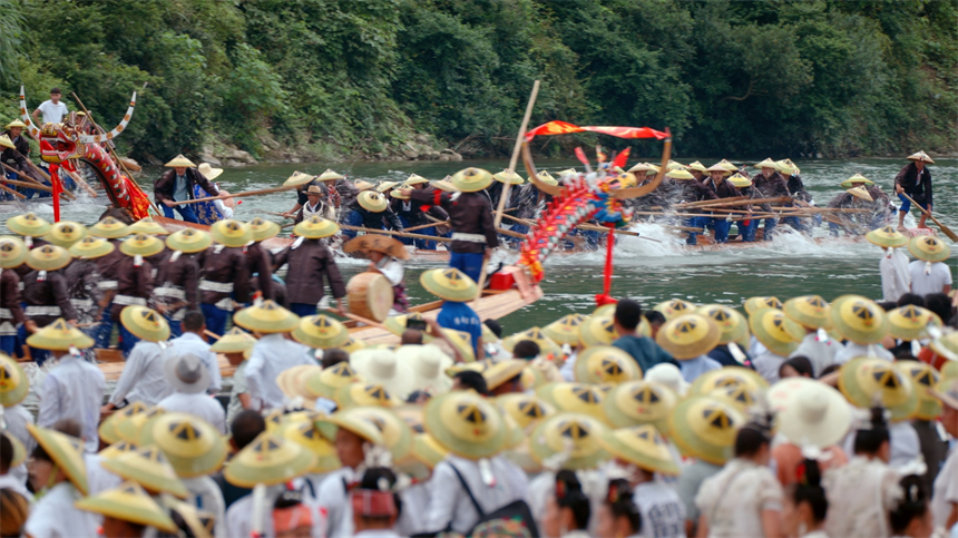 贵州苗族独木龙舟赛