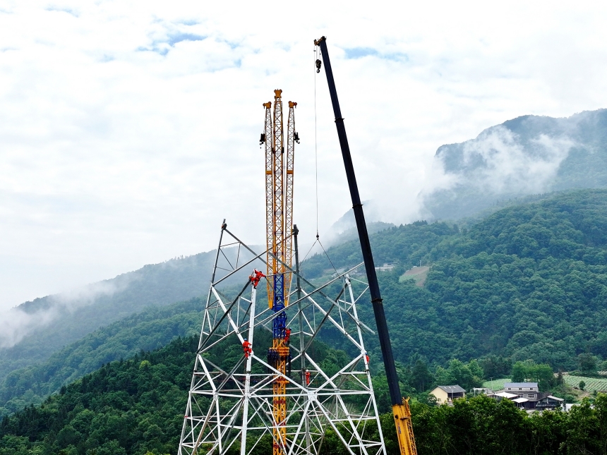 6月8日,在湖北省恩施州巴东县水布垭镇黑沙井村±800千伏宁夏—湖南特高压直流输电工程鄂2标段施工现场,湖北送变电公司施工项目部员工于30米高空,在□800落地摇臂抱杆加持下开展组塔作业。