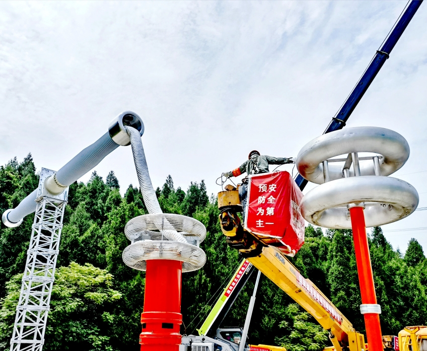 6月8日，在±420千伏宜昌换流站，湖北送变电公司开展单元一渝侧穿墙套管换型作业。