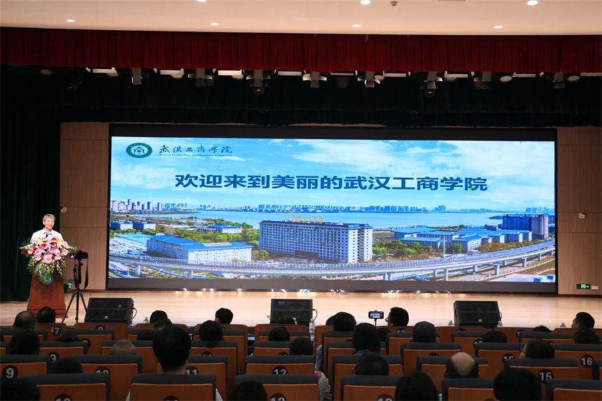 武汉工商学院校长孔建益向考生和家长推介学校。芮雨欣摄