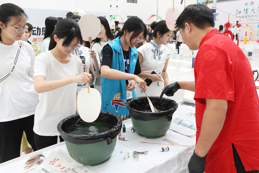 构建多元文化校园 江汉大学举办第七届国际文化节