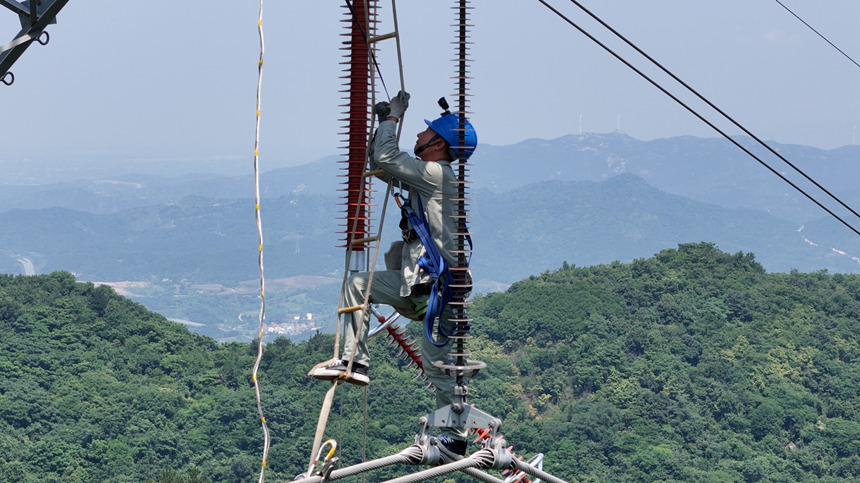 戰高溫檢修輸電線路【2】