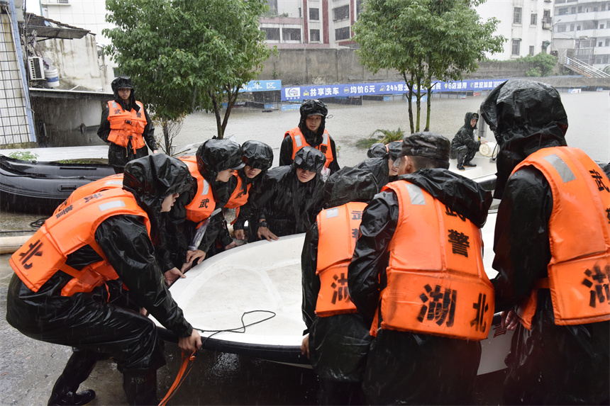 湖北黄冈：暴雨致城市内涝 武警官兵紧急驰援