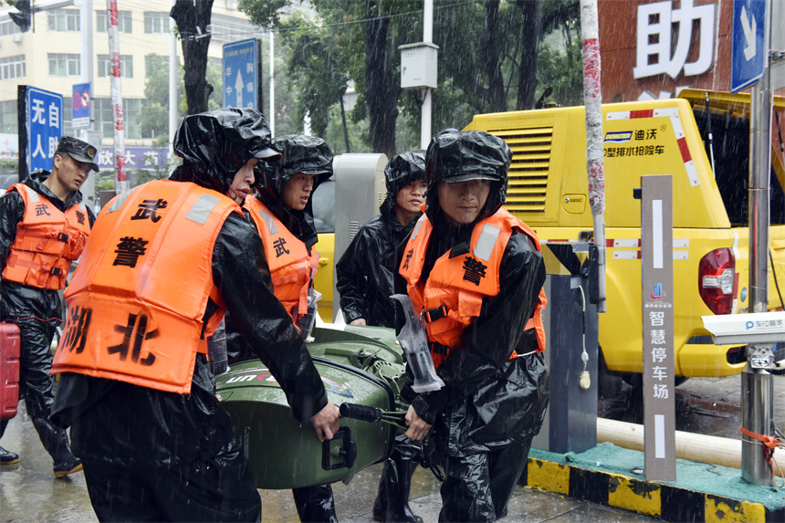 湖北黄冈：暴雨致城市内涝 武警官兵紧急驰援