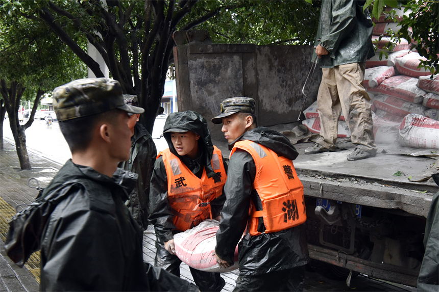 湖北黄冈：暴雨致城市内涝 武警官兵紧急驰援